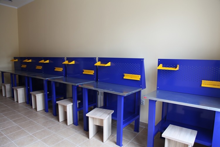 Верстак-стол бестумбовый ВП-1 с экраном купить в Омске Верстак-стол бестумбовый ВП-1 с экраном купить в Омске